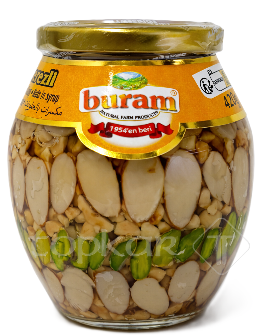 Buram Nüsse im Sirup im Glas mit einer Mischung aus ganzen und gehackten Nüssen in süßem Sirup