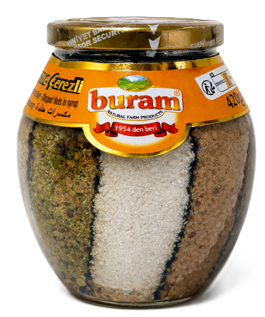 Buram Gehackte Nüsse im Glas mit verschiedenen gehackten Nusssorten und aromatischer Mischung