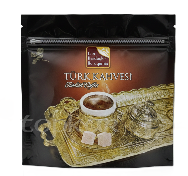 Can Türkischer Kaffee in wiederverschließbarer Verpackung mit traditionellem goldfarbenem türkischem Kaffee-Set abgebildet