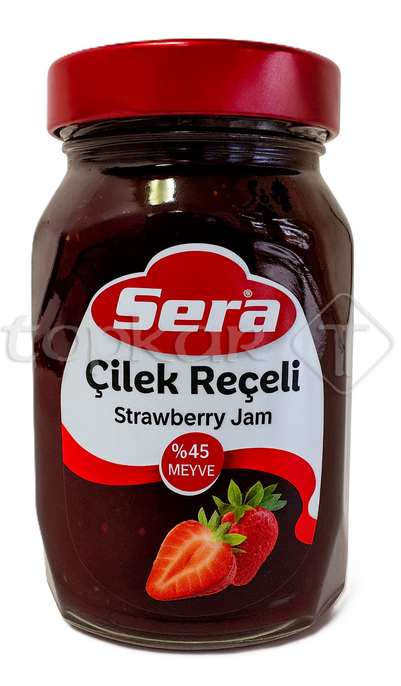 Sera Erdbeer Fruchtaufstrich im Glas mit rotem Deckel und frischen Erdbeeren auf dem Etikett