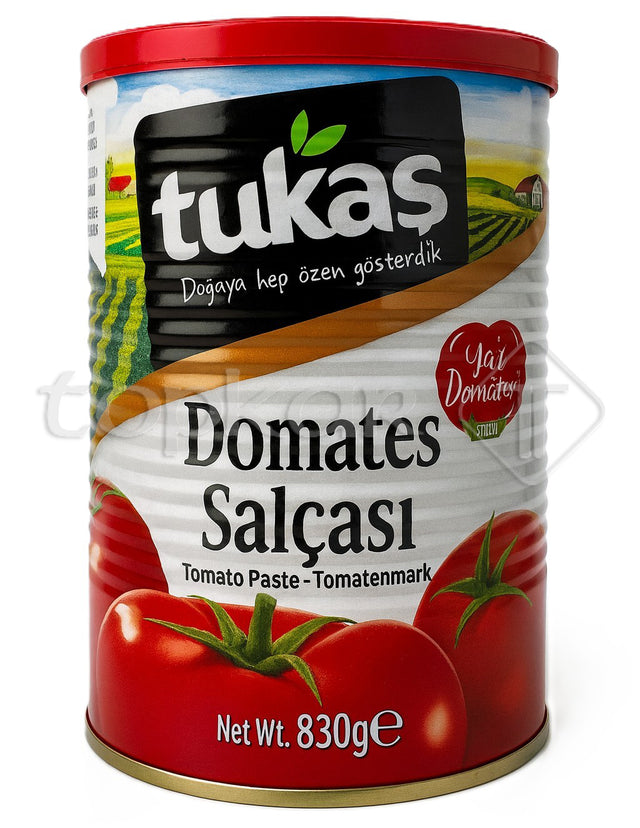 Dose Tukas Tomatenmark 830g mit frischen Tomatenmotiv und ländlicher Landschaft im Hintergrund