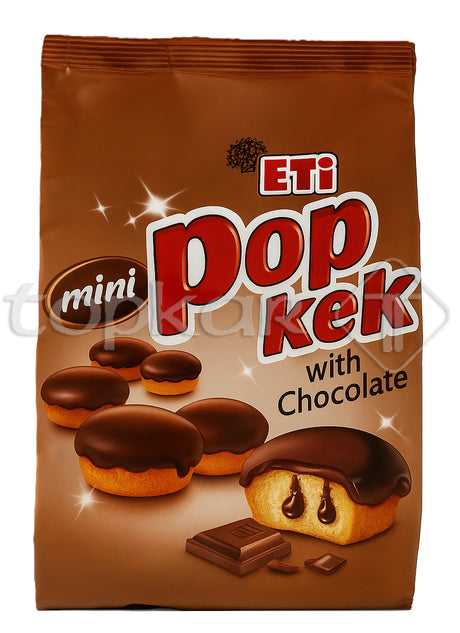 Eti Mini Popkek Schoko, kleine weiche Kuchen mit Schokoladenüberzug und Schokofüllung auf braunem Hintergrund