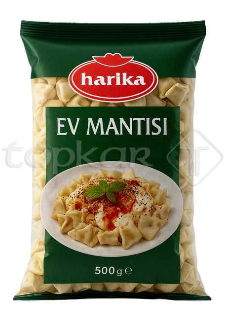 Harika Türkische Ravioli 500g Packung mit traditioneller gefüllter Teigware auf weißem Teller mit Joghurt und Paprikapulver